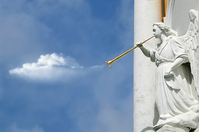 На стене серовского роддома установили памятную доску акушерке, скончавшейся от коронавируса