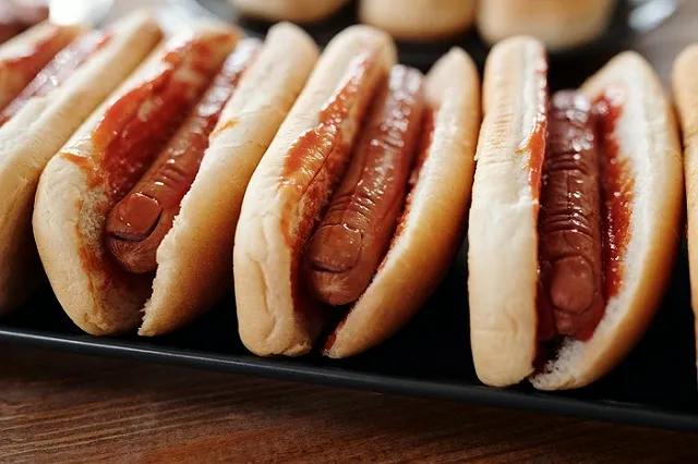 Американская студентка умерла во время участия в конкурсе по поеданию хот-догов