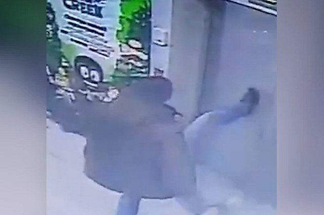 В Екатеринбурге неадекватный тип превратил жизнь соседей в ад