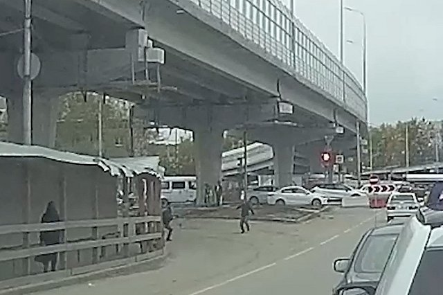 Возле «Калины» агрессивный водитель выпрыгнул из машины и напал на пешехода