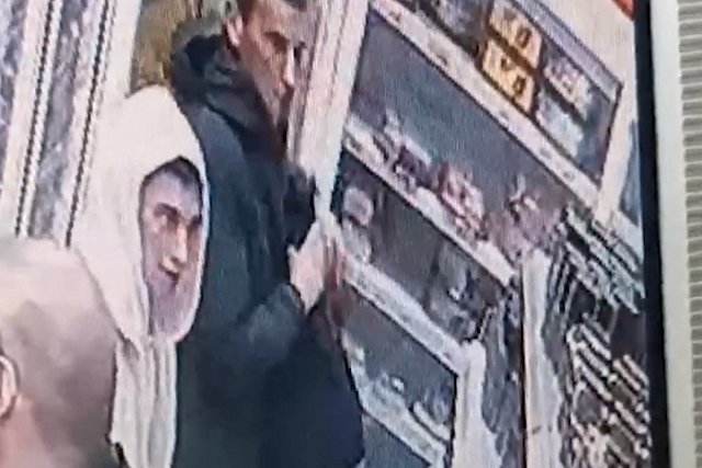 В Академическом двое парней нагло обворовывают магазины и угрожают продавцам