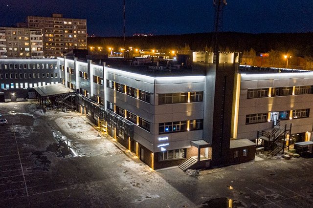 Силовики с автоматами оцепили офисное здание на Юго-Западе