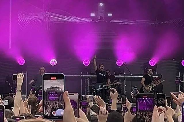 Модные артисты, собравшие на Плотинке десятки тысяч человек, назвали Екатеринбург столицей Сибири