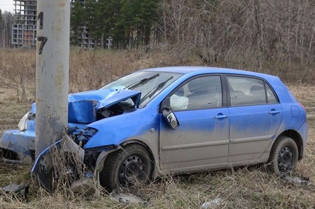 На Кольцовском тракте женщина на Toyota врезалась в рекламный щит