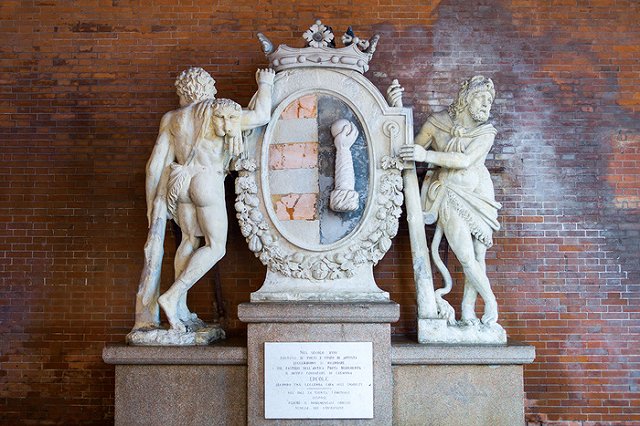 В Италии любители селфи сломали статую Геркулеса