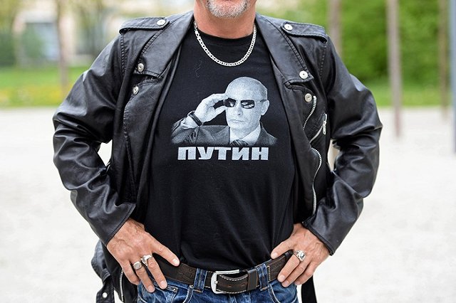 Консула Украины в Турции уволили за футболку с Путиным