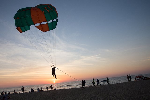 Двое российских туристов разбились при катании под парашютом в Турции
