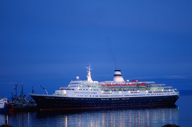 На Мадейре спасли пытавшуюся вплавь настичь круизный лайнер туристку