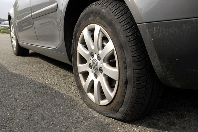 Ночью во дворе на Онежской пробили колёса 37 автомобилям