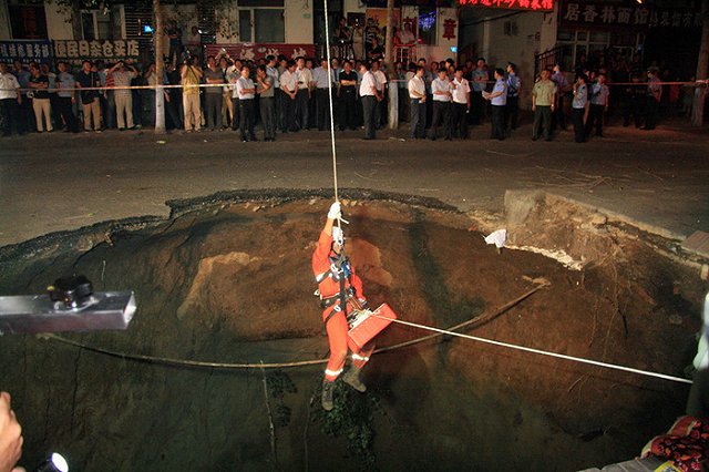 Огромная дыра на китайской дороге насмерть засосала людей