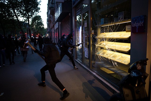 В Париже во время празднования победы сборной на ЧМ произошли беспорядки