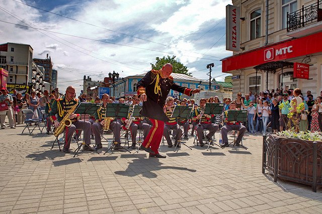 На улице Толмачева могут установить золотой навес и сделать три площади