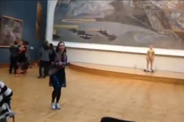 Полуобнаженный мужчина в стрингах прогулялся по Третьяковке