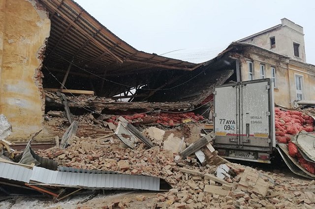 Крыша и стена овощебазы обрушились в Дегтярске