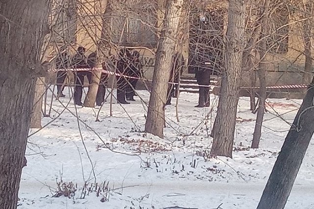 Резал себя ножом в детской библиотеке: полицейские задержали сбежавшего из ковид-госпиталя уральца