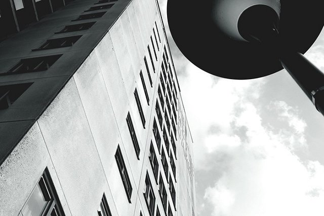 Подросток выбросил из окна новорожденную сестру