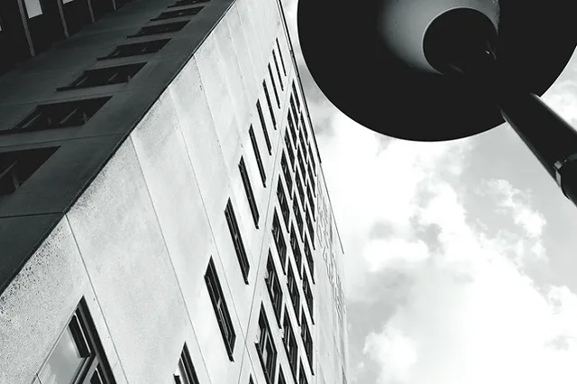 Подросток выбросил из окна новорожденную сестру