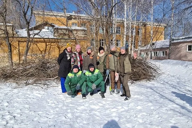 Участники фестиваля «Атмосфера» проводят санитарную обрезку деревьев во дворах школ