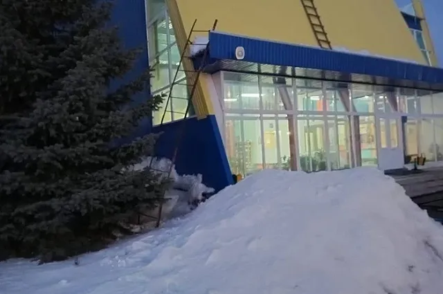 На Урале ребенка убило упавшей с крыши глыбой льда