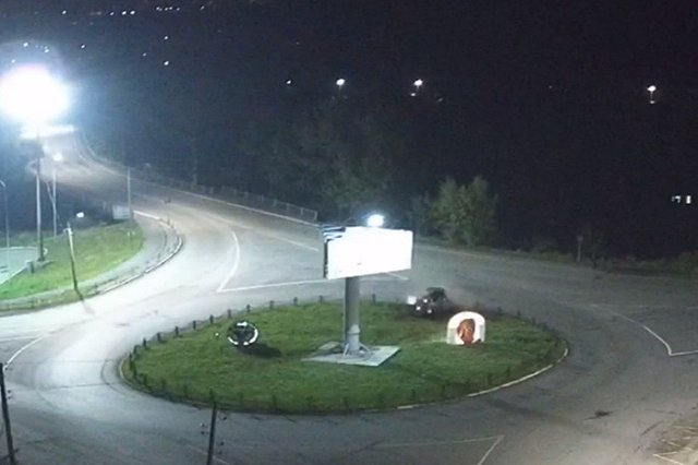 Под Екатеринбургом водитель проигнорировал круговое движение и улетел в клумбу