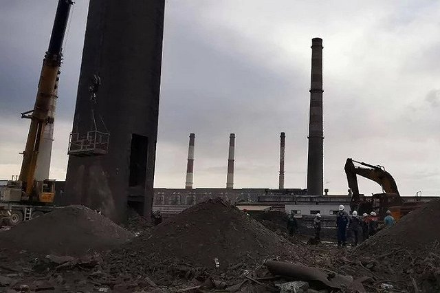 На свердловском заводе обрушилась 120-метровая труба