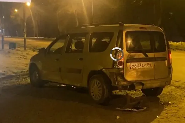 В Екатеринбурге Range Rover протаранил автомобиль с ребенком и скрылся с места ДТП