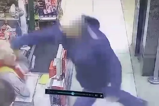 В Тихвине посетитель супермаркета ударил кулаком в лицо женщину-кассира (ВИДЕО)