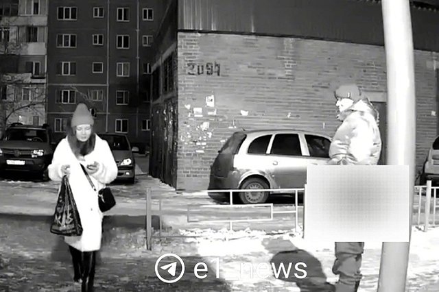 На Вторчермете мужчина снял штаны и начал мастурбировать перед девушкой