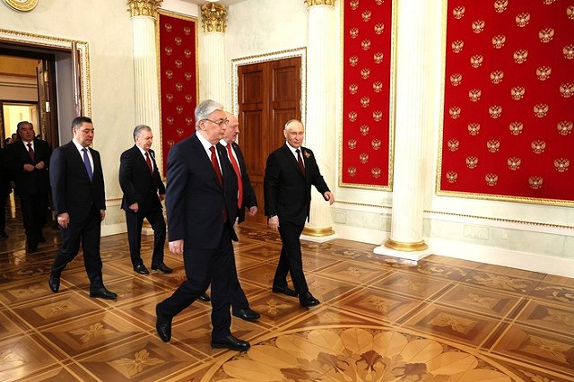 Иностранный лидер извинился на русском за свое отсутствие на параде 9 Мая в Москве