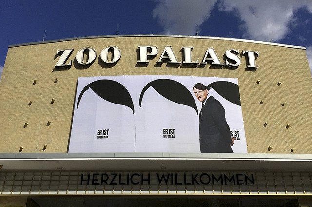 Немец с гитлеровскими усами и в шлеме со свастикой побил беженцев