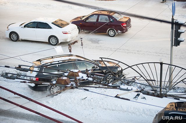 Иномарка снесла ограждение напротив управления МЧС в Екатеринбурге