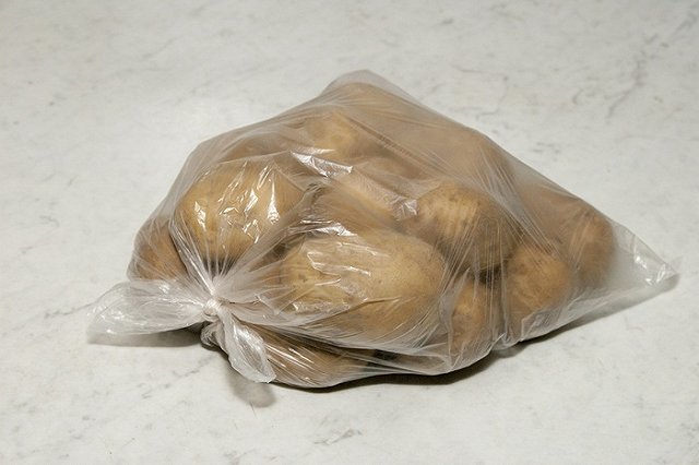 Малоимущие россияне получат 10 тысяч рублей на продуктовые карточки