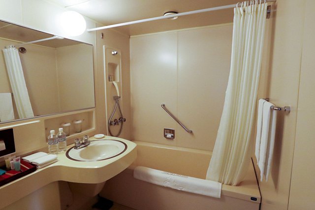 В Екатеринбурге обезвоженных жителей ЖБИ спасут колонки и бесплатные водороботы