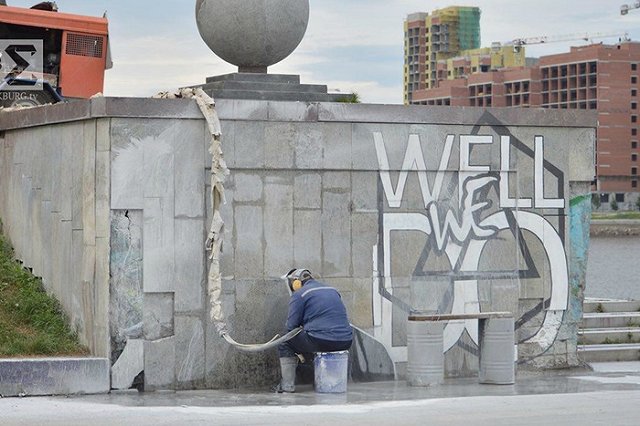 На набережной у театра Драмы стирают изображение Честера Беннингтона