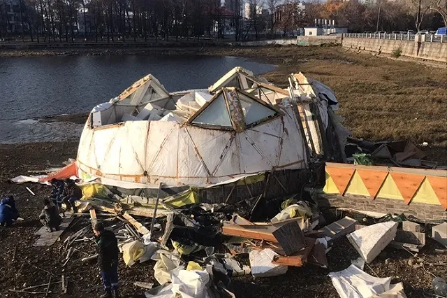 Полусфера на Городском пруду практически исчезла
