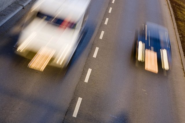 На Полевском тракте дорожные рабочие установили 16 лежачих полицейских подряд