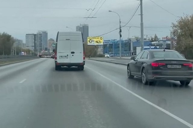 В Екатеринбурге сделали выделенку рядом с аквапарком, где постоянно пробки