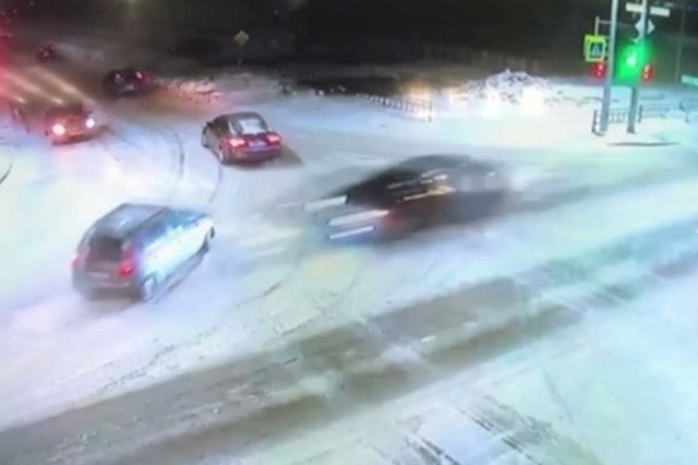 Молодой свердловчанин на Lada устроил массовую аварию