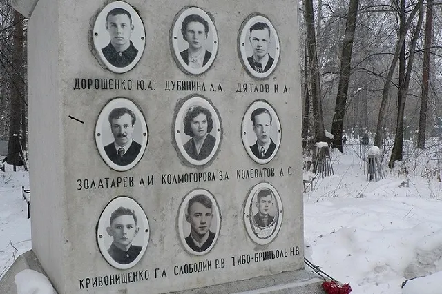 «Какой-то невменяемый». В Екатеринбурге осквернили могилу группы Дятлова