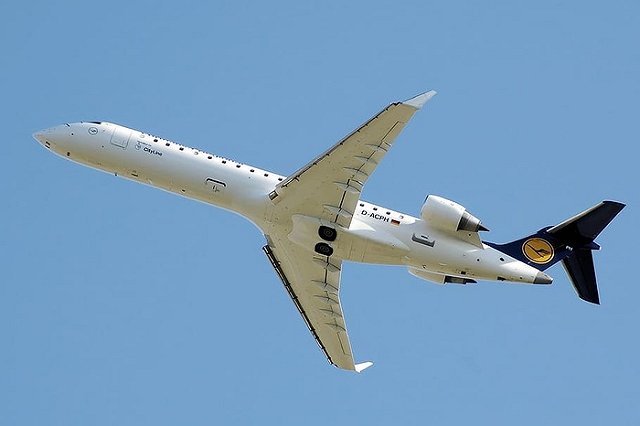 Пассажирский самолет упал в реку после столкновения с вертолетом ВВС США