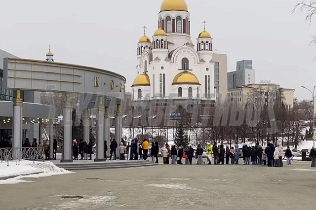 Подростки выстроились в гигантскую очередь в центре Екатеринбурга