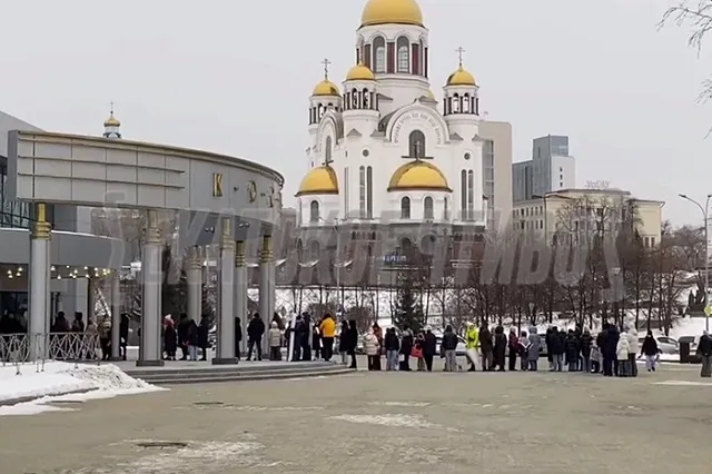 Подростки выстроились в гигантскую очередь в центре Екатеринбурга
