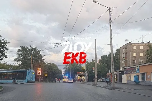 «Внутри было три человека»: на Юго-Западе легковушка влетела в шаурмечную