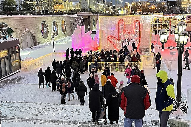 Свердловчане и туристы стоят в огромных очередях ради зимних развлечений в Екатеринбурге