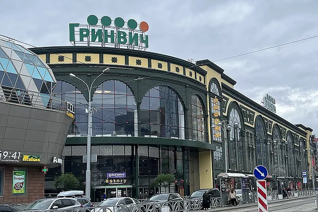 В Екатеринбурге ищут подростков, которые заехали в «Гринвич» на самокатах