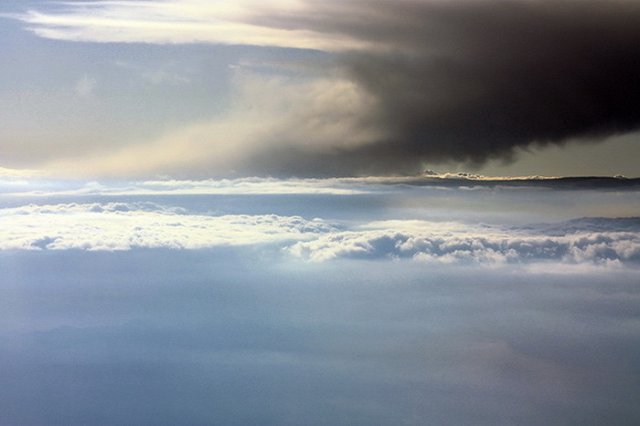 Над поселком в Казахстане проплыло загадочное черное кольцо