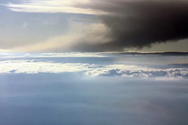 Над поселком в Казахстане проплыло загадочное черное кольцо