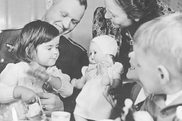 «Танцы со звездами» поздравили россиян номером «нациста и проститутки»