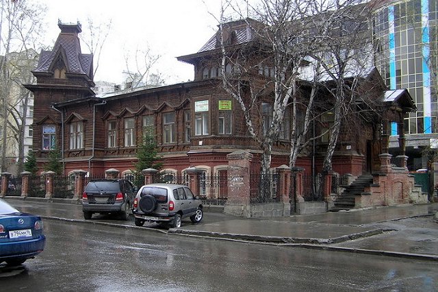 На центральных улицах Екатеринбурга запретят остановку автомобилей