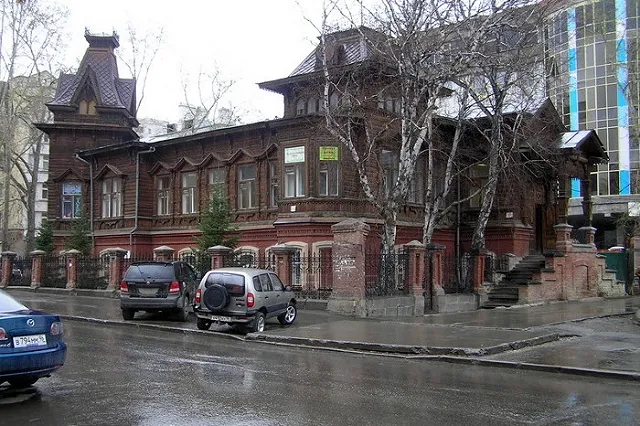 На центральных улицах Екатеринбурга запретят остановку автомобилей